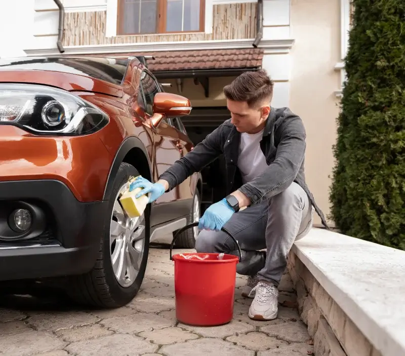 Lavage auto à domicile Saint-Philbert-sur-Risle : professionnel intervenant sur un véhicule
